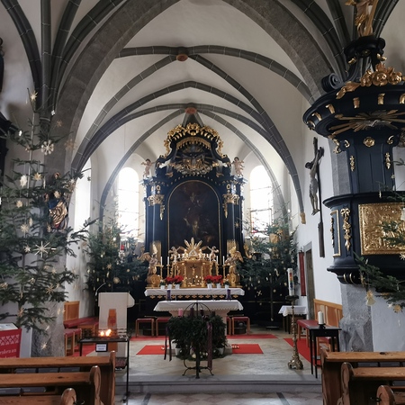 Die Kirche ist weihnachtlich geschmückt